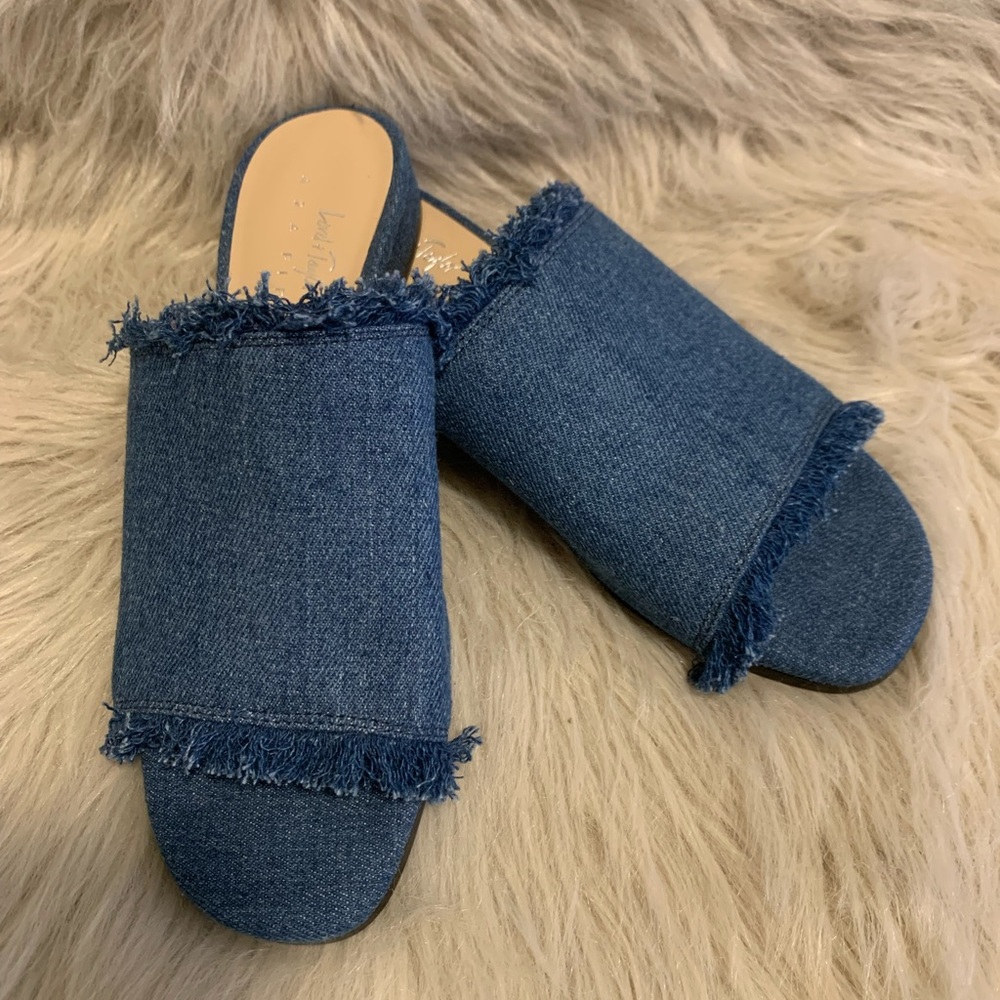 Lord & Taylor 424 Fifth Yeva Sandals
